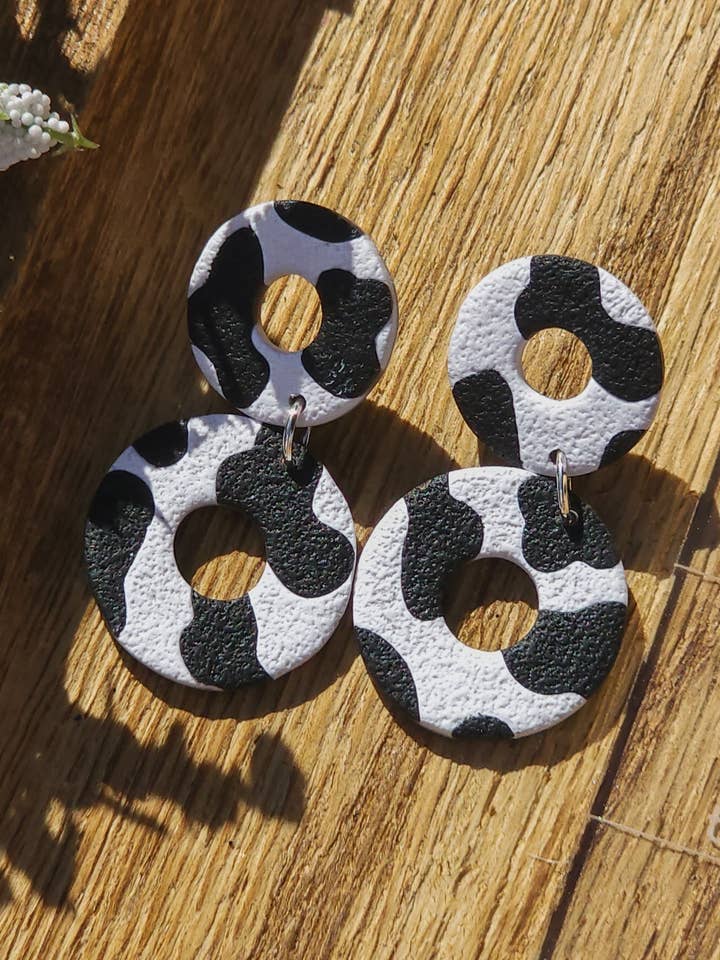 Ophélie | Motif à motif de vache | Boucles d'oreilles pendantes en pâte polymère pour la vente par Ivy Lane Clay Co.