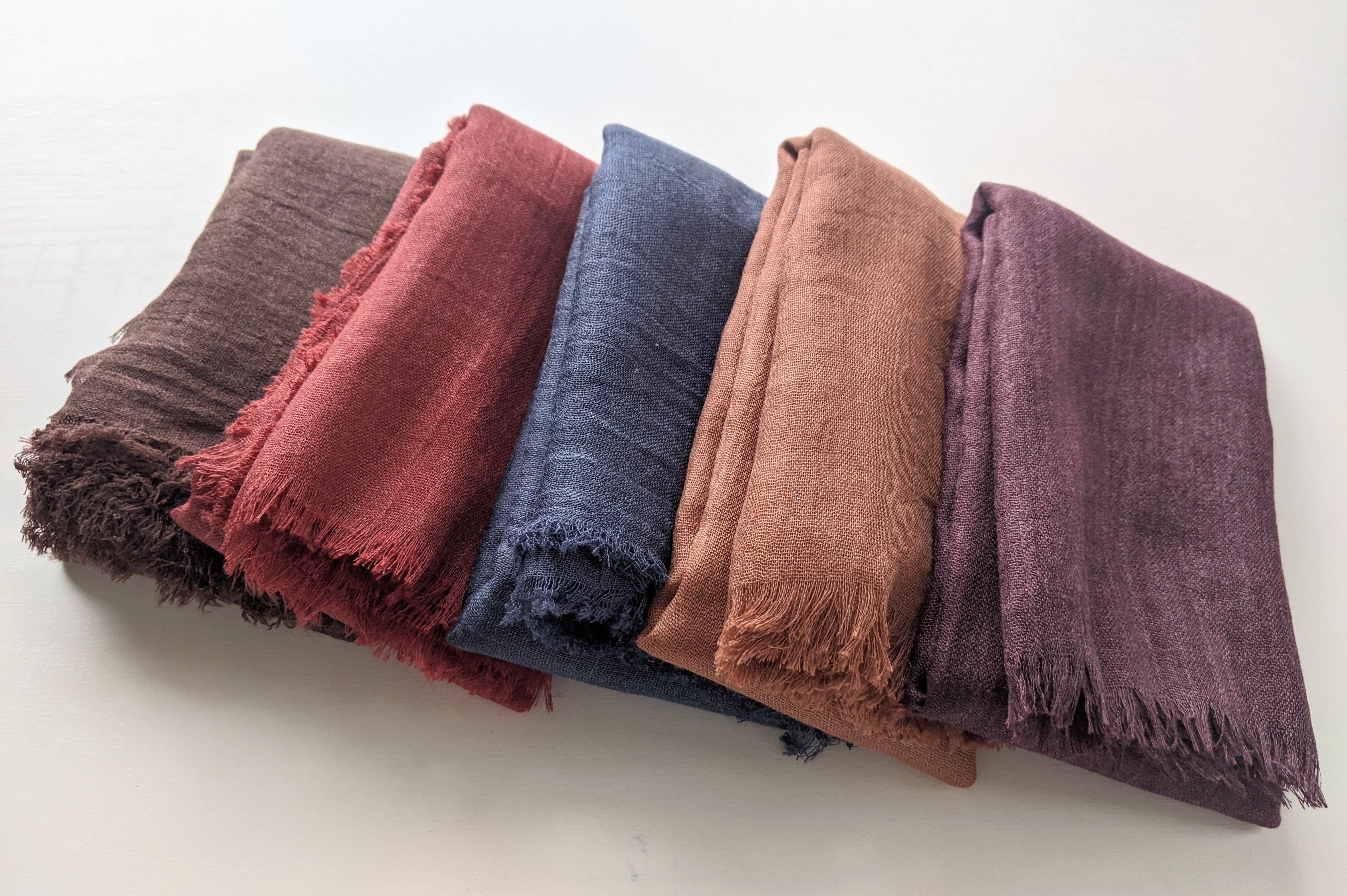 Multi-farvet Flaxen MYSTERY BOX Letvægts firkantede tørklæder. Sæt med 10 for engroshandel på Faire2