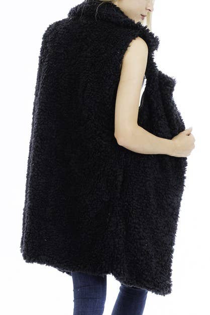 Cap Zone – Großhandel Oberbekleidungsweste – Damen – Halblange Weste aus Satin mit luxuriösem Kunstziegenfell-Futter7