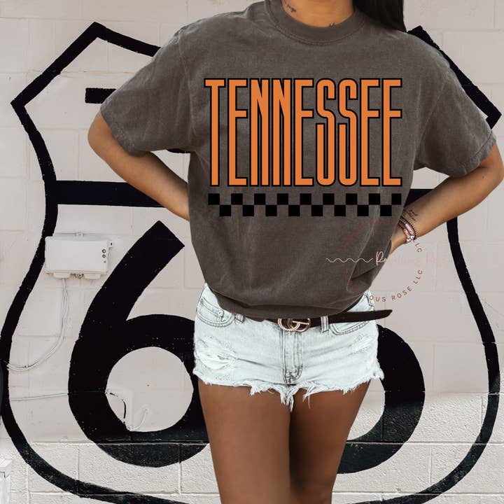 T-shirt graphique rétro à carreaux Tennessee pour la vente par Rebellious Rose LLC