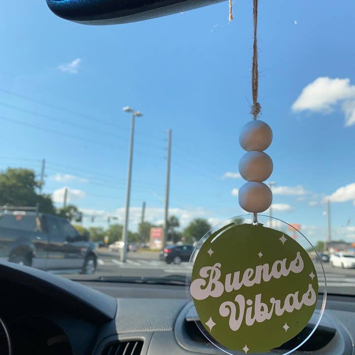Breloque pour voiture Buenas Vibras pour la vente par Cavella Co.