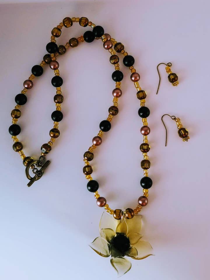 Ciondolo a forma di fiore in vetro con perline di vetro color terra con orecchini per la vendita all'ingrosso da parte di Handcrafted Jewelry By Teri C