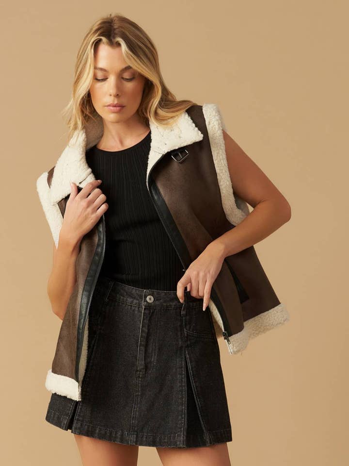 Um colete em couro sintético/sherpa - IJ10242 por atacado de FLYING TOMATO