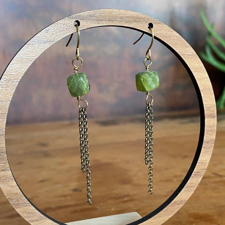 Orecchini Cyrus | Nappa a catena in ottone con cubo in pietra semipreziosa per la vendita all'ingrosso da parte di Seeds