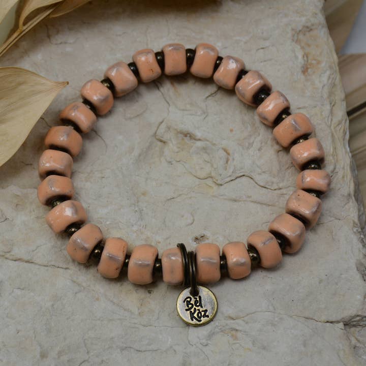 Peach | Bracciale con perline quadrate in argilla Bel Koz per la vendita all'ingrosso da parte di Bel Koz Haiti