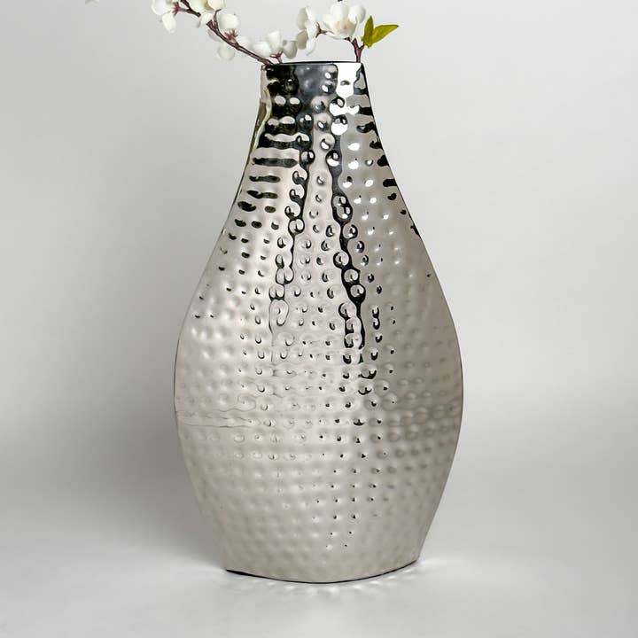 Elegante jarrón plateado delgado martillado para venta al por mayor de India Handicrafts Inc