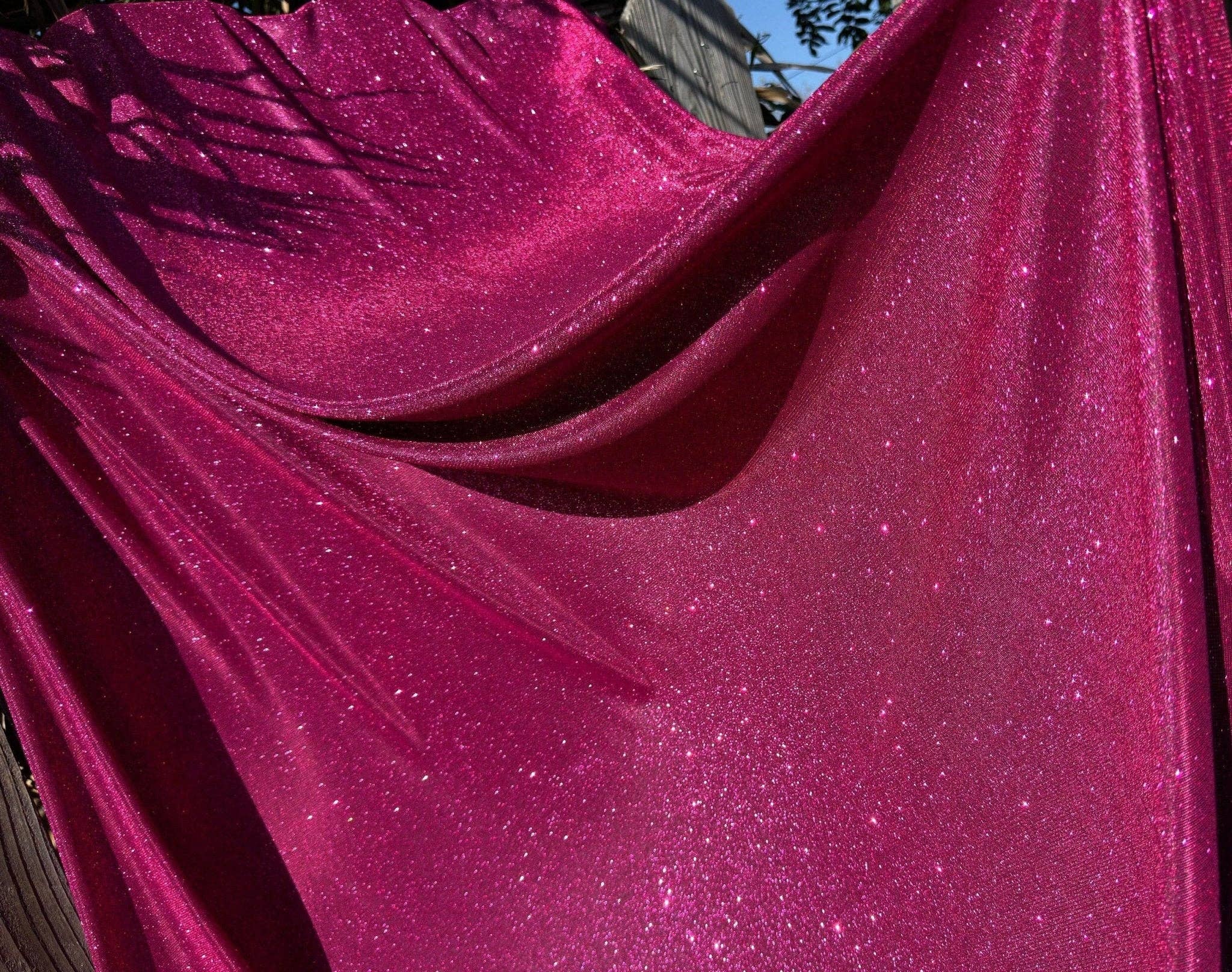 GalaTextile – wholesale Tygrulle – Fuchsia Shimmer Lurex stickat tyg från Yard Knit Fuchsia Lyxigt gnistrande tyg Spandex Glitter, Sparkle Aftonbrudklänningar, Bakgrunder, Rosetter7