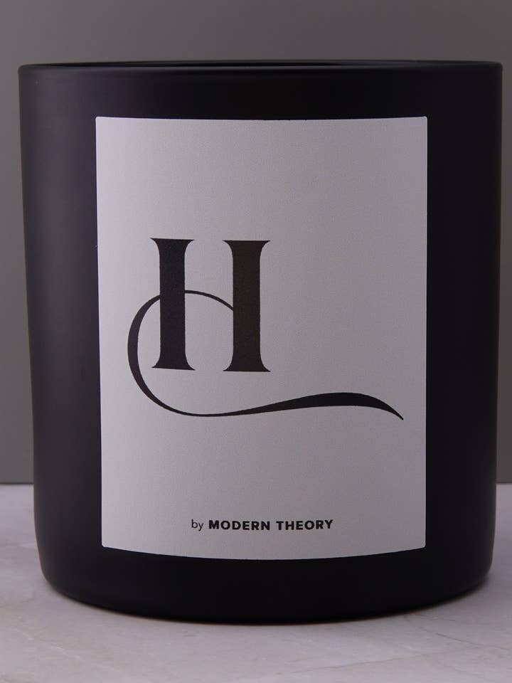 Bougie H - MONOGRAMME pour la vente par Modern Theory