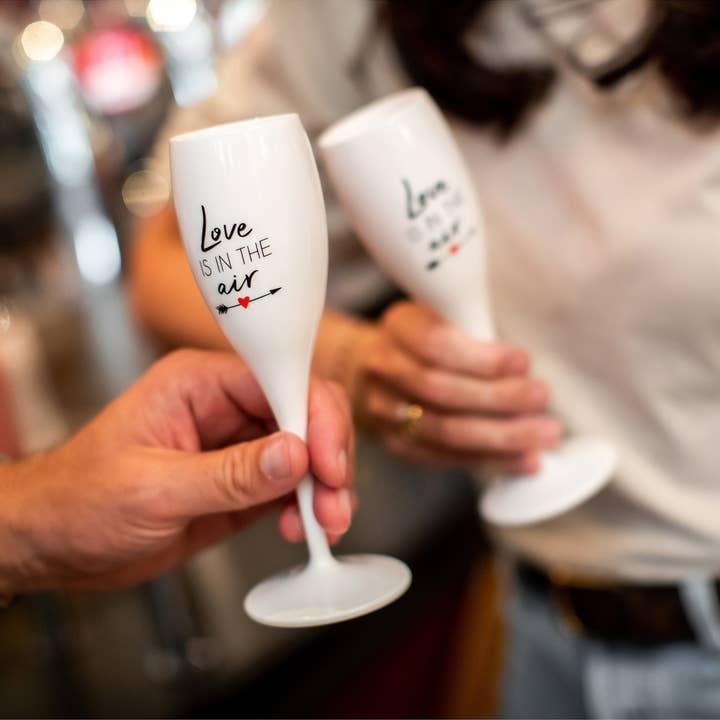 Algodón blanco Copa de champán CHEERS No. 1 EL AMOR ESTÁ EN EL AIRE de venta al por mayor en Faire