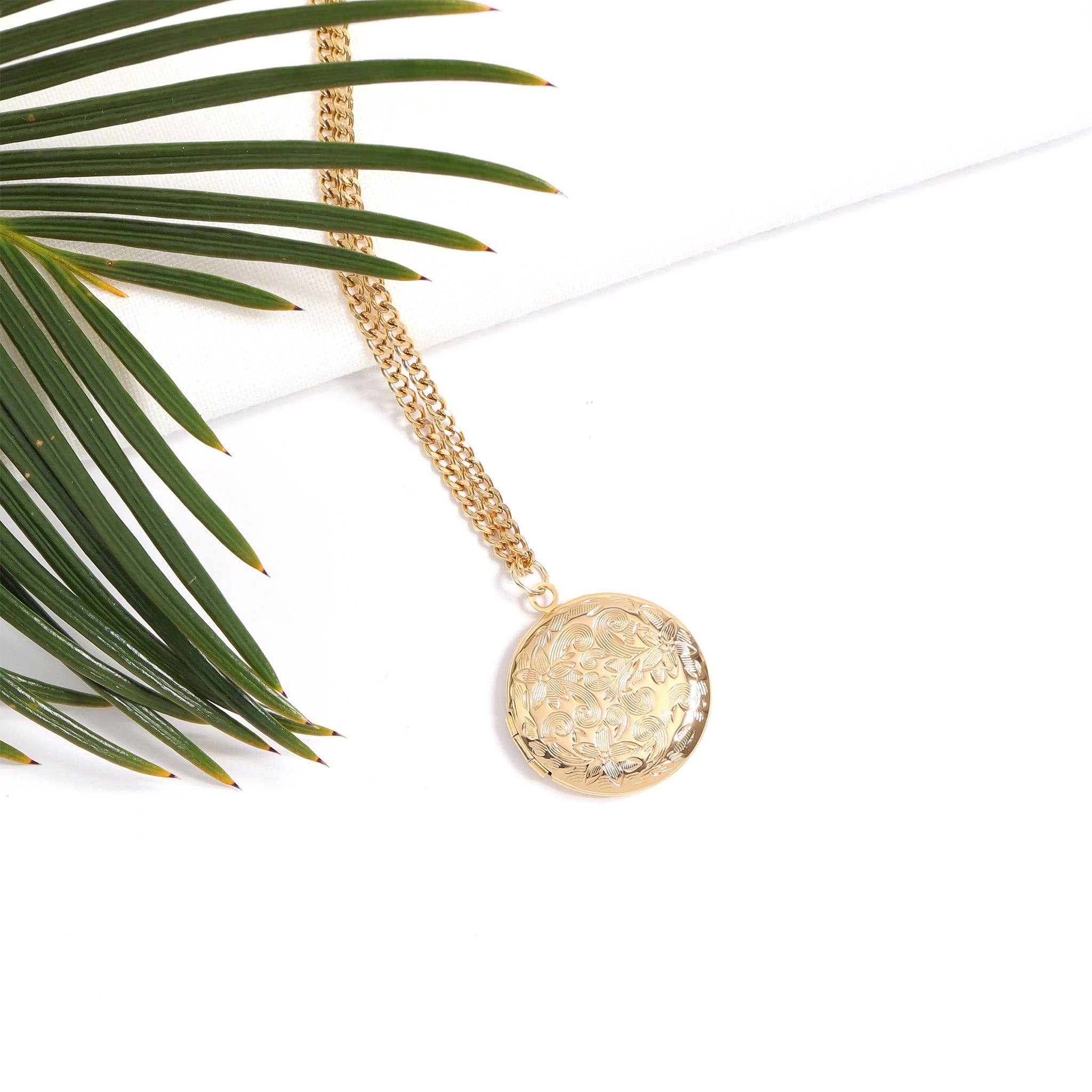 WJW - Wholesale Medaillonkettingen - Rond bloemmotief medaillon van 18K goud PVD-gecoate roestvrijstalen6