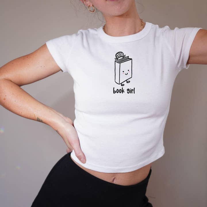 Boekenliefhebber Meisjes Baby T-shirt, Y2K Esthetiek, Cadeau voor Lezers voor wholesale door FizzCandy Designs