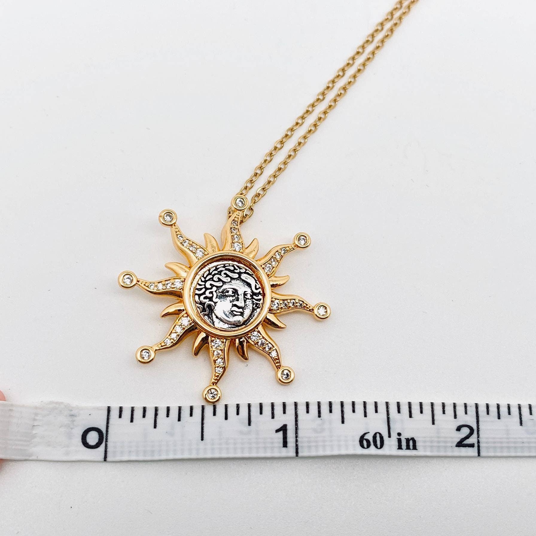 Mio Queena – Großhandel Kette mit Anhänger/Charm – Sun God Apollo Halskette mit Anhänger, vergoldet4