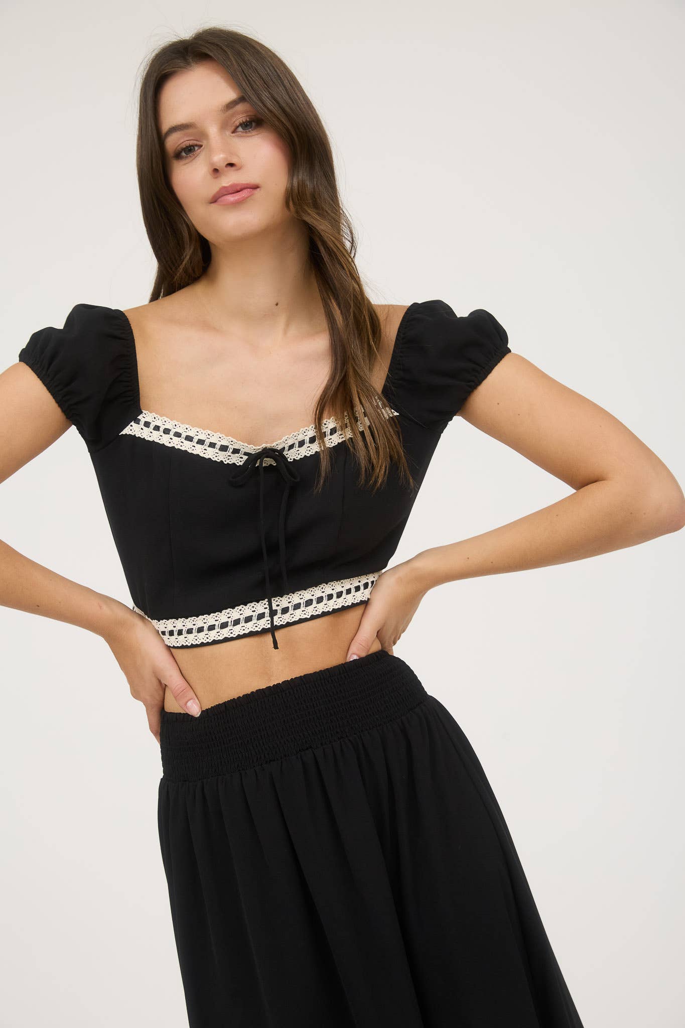 Blu Pepper – Blusa - Mulher por atacado – TOP CURTO DE MANGAS CURTAS COM LAÇO NAS COSTAS E RENDAS EM CONTRASTE6