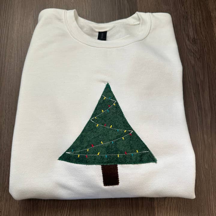 Camisola Branca com Luzes de Natal e Árvore de Retalhos por atacado de Slow Rise LLC