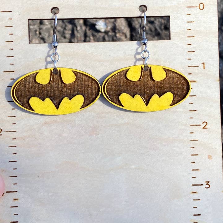 Moon Child Trinkets – Engroshandel Hængeøreringe og creoløreringe – Batman Logo håndmalede træ dingle øreringe1