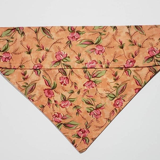 Bandana réversible en coton pour chien Pretty in Peach pour la vente par The Snazzy Pooch
