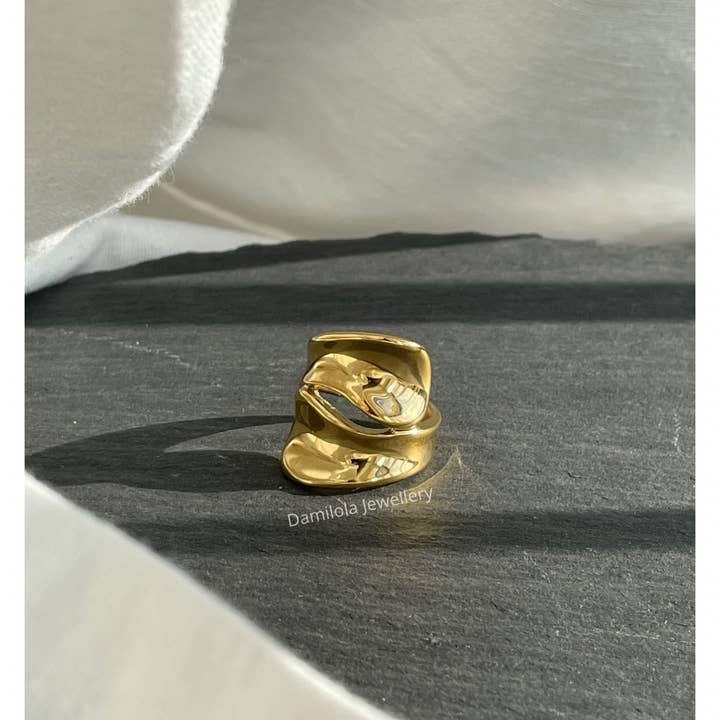 Gylden 'Opulent Edge' Ring for engroshandel hos Damilola Jewellery