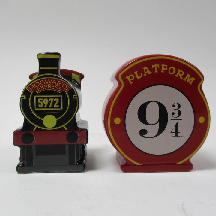 Silver Buffalo - Wholesale Salt & Pepper Shaker Set - Harry Potter Hogwarts Platform Ceramic Salt & Pepper Shaker