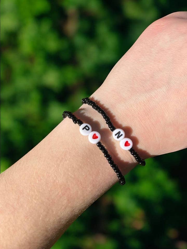 Pulseira Inicial de Casal por atacado de Ka_Creative_Art