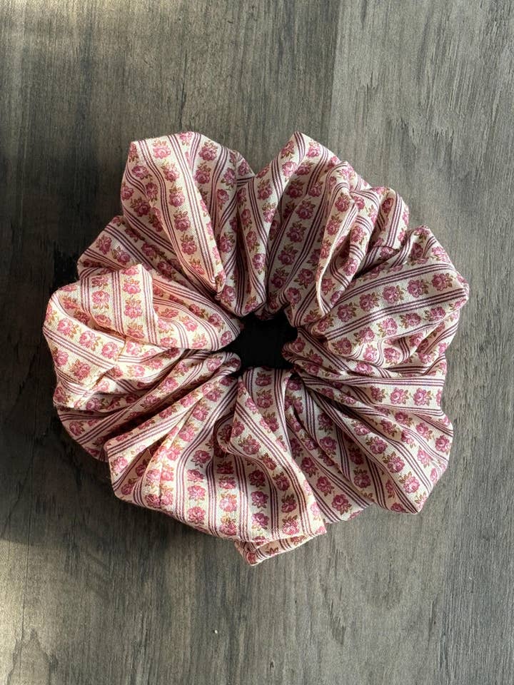 Blommigt minnesskrin scrunchie för wholesale av ASAP Craft Supplies