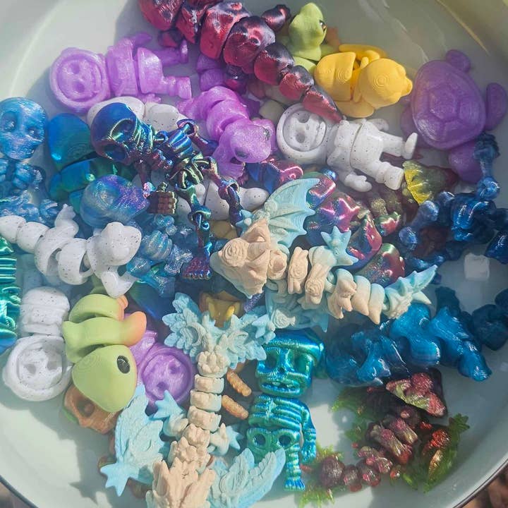 Pretzel Prints – wholesale Fidget toy – Kids – Mini Gumball Machine Fidget Toys, Small Desk Pet for Kids1