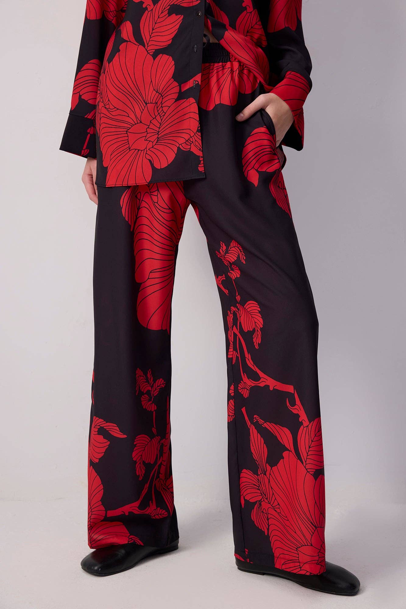 Sort Sæt med afslappet skjorte og bukser med rød blomsterprint for engroshandel på Faire5