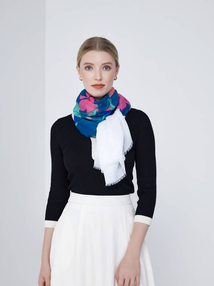 Écharpe florale bicolore vibrante – Écharpes pour femmes pour la vente par Aavion