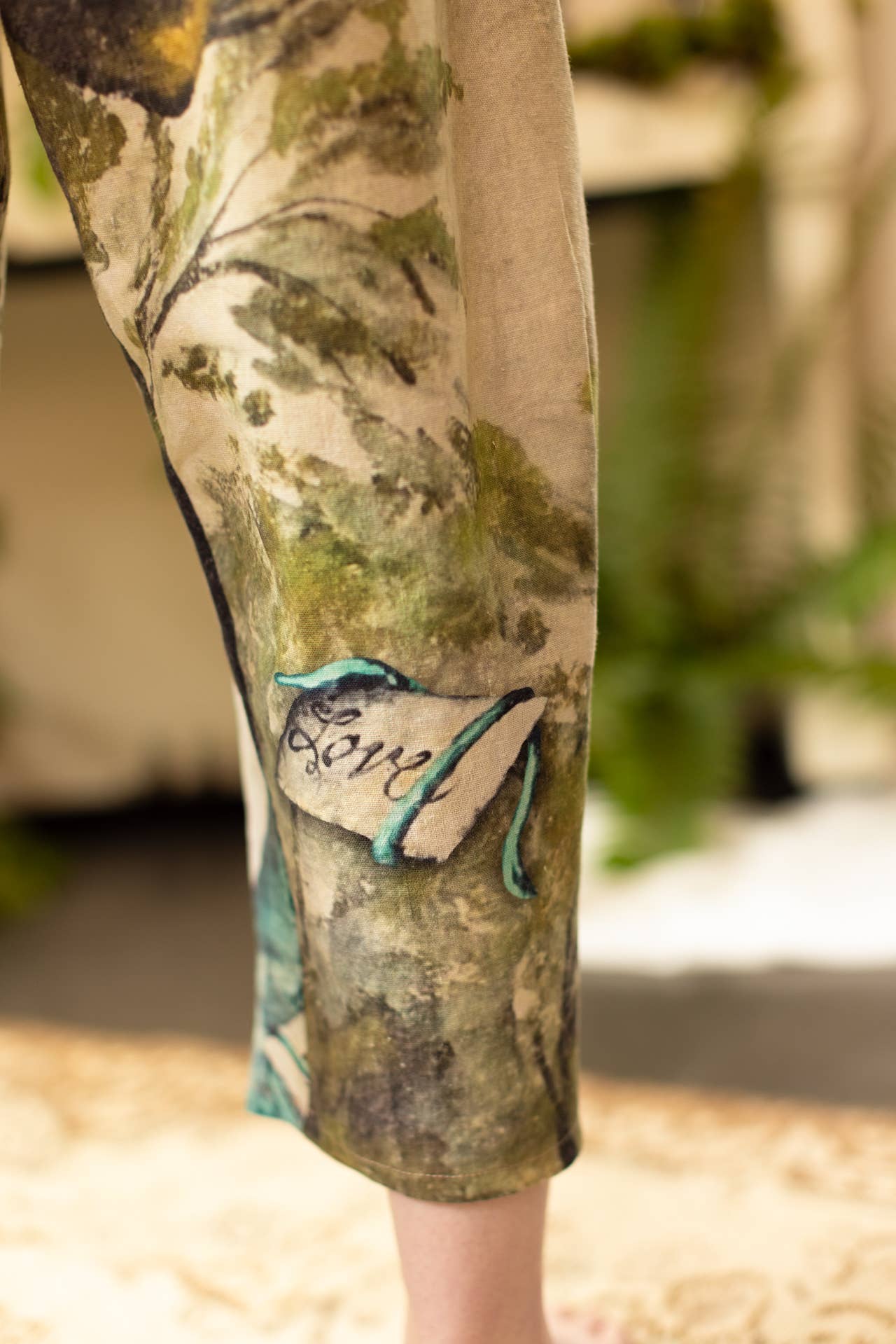 Market of Stars (USA) – Calças - Mulher por atacado – Calça Cropped Artist Linen com Estampa de Cisne e Pássaros4