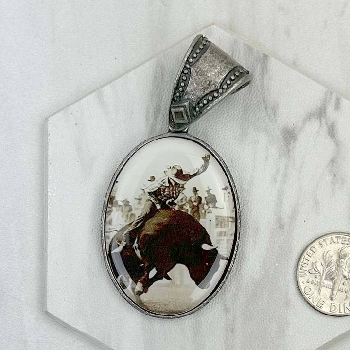 PD231210SL-71 pendente de cowboy oval em metal prateado por atacado de Western Elite Jewelry