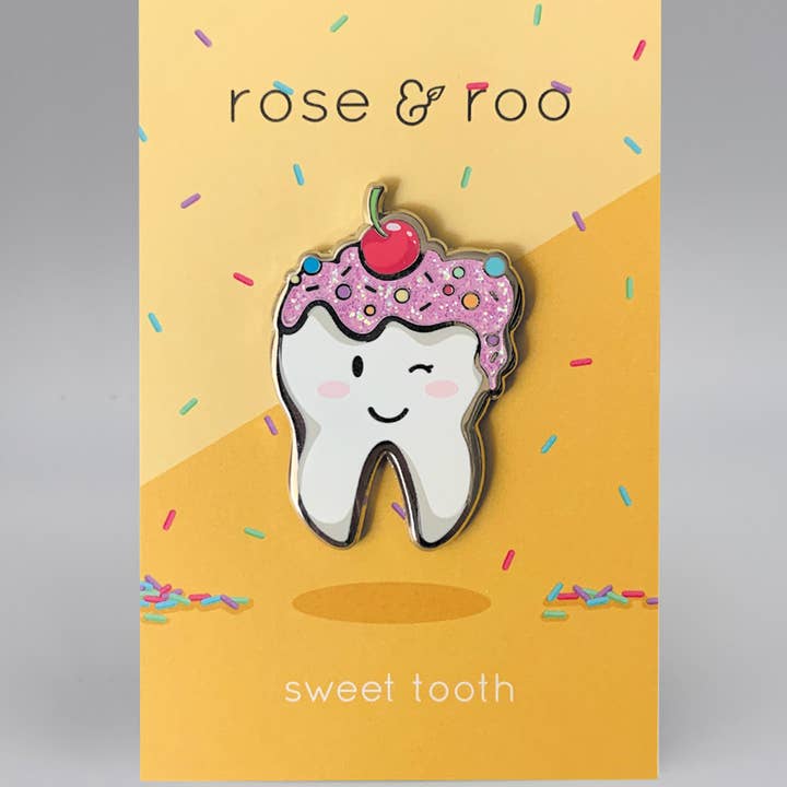 rose & roo – wholesale Nål och knapp för kavajslag – söt tand glitter emaljstift