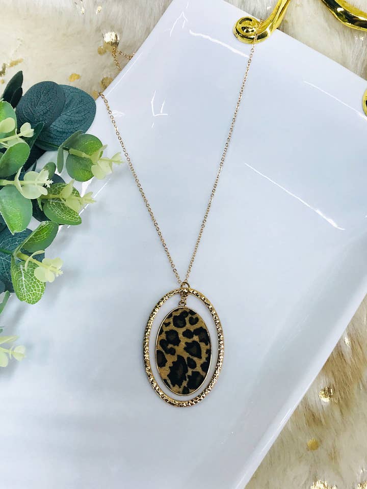Halskette mit Leoparden-Anhänger- N345 für den Großhandel von Magnolia & Peach Jewelry Boutique, LLC