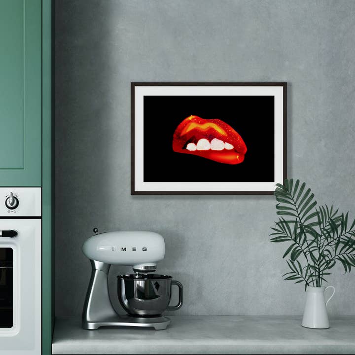 Kiki Gunn – Impressão artística por atacado – Beijo Galáctico: Impressão Artística de Lábios Luxe A4 - Preto. Chique / Glamouroso1