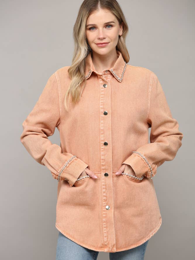 GEWASCHENE JEANSJACKE MIT STRASSAPPLIKATIONEN FJ9247 für den Großhandel von FATE