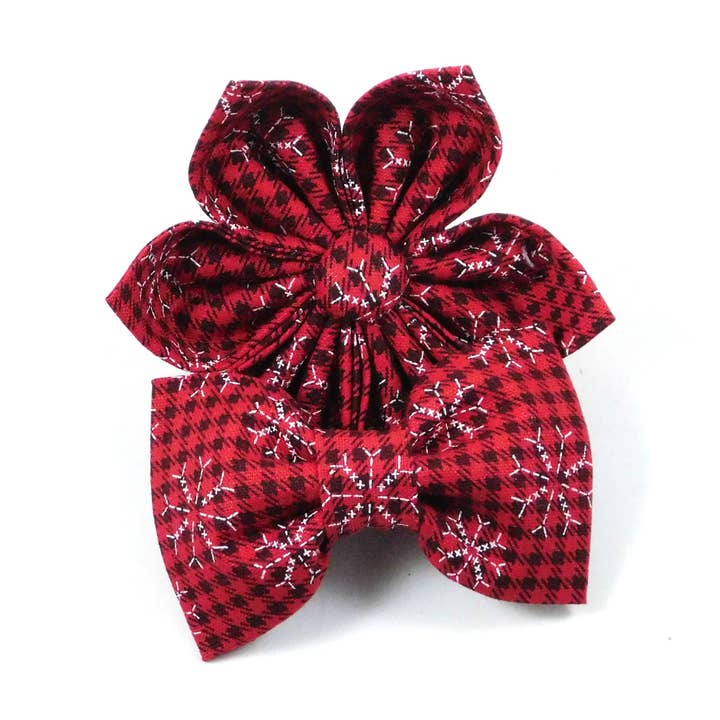 Schneeflocken auf rot kariertem Hund Fliege und Halsband Blume für den Großhandel von Charlotte's Pet