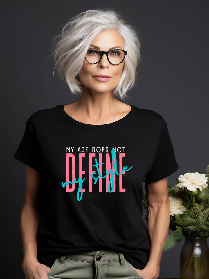 MIJN LEEFTIJD BEPAALT MIJN STIJL NIET - T-SHIRT MET RELAXTE PASVORM voor wholesale door Cherry Chic Designs