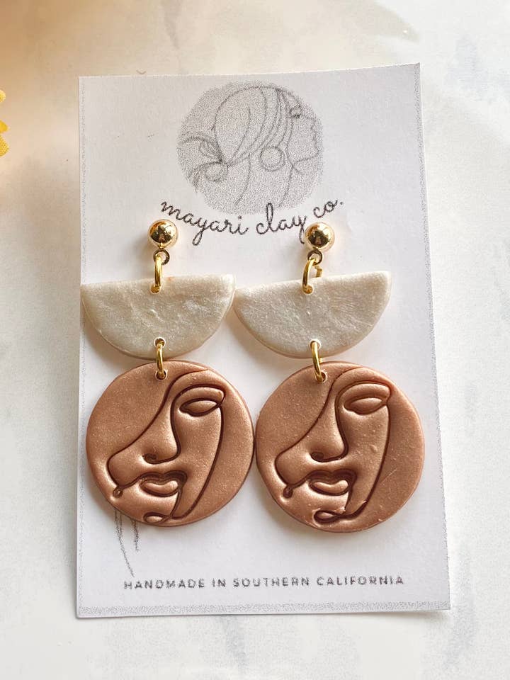 Jolie femme pour la vente par Mayari Clay Co.