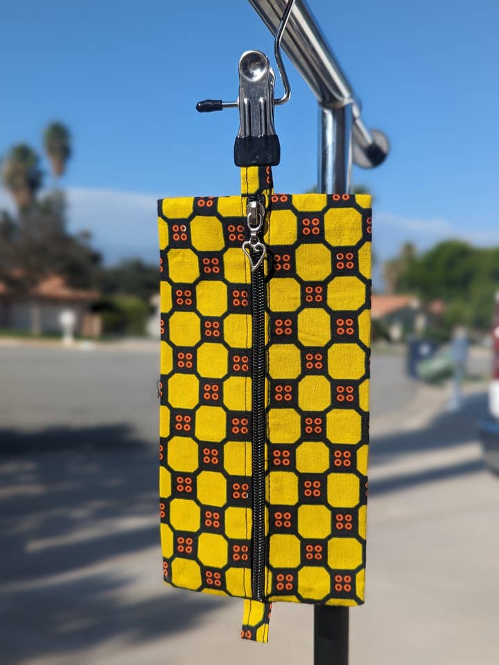 Pochette artisanale (jaune) pour la vente par Teranga Market