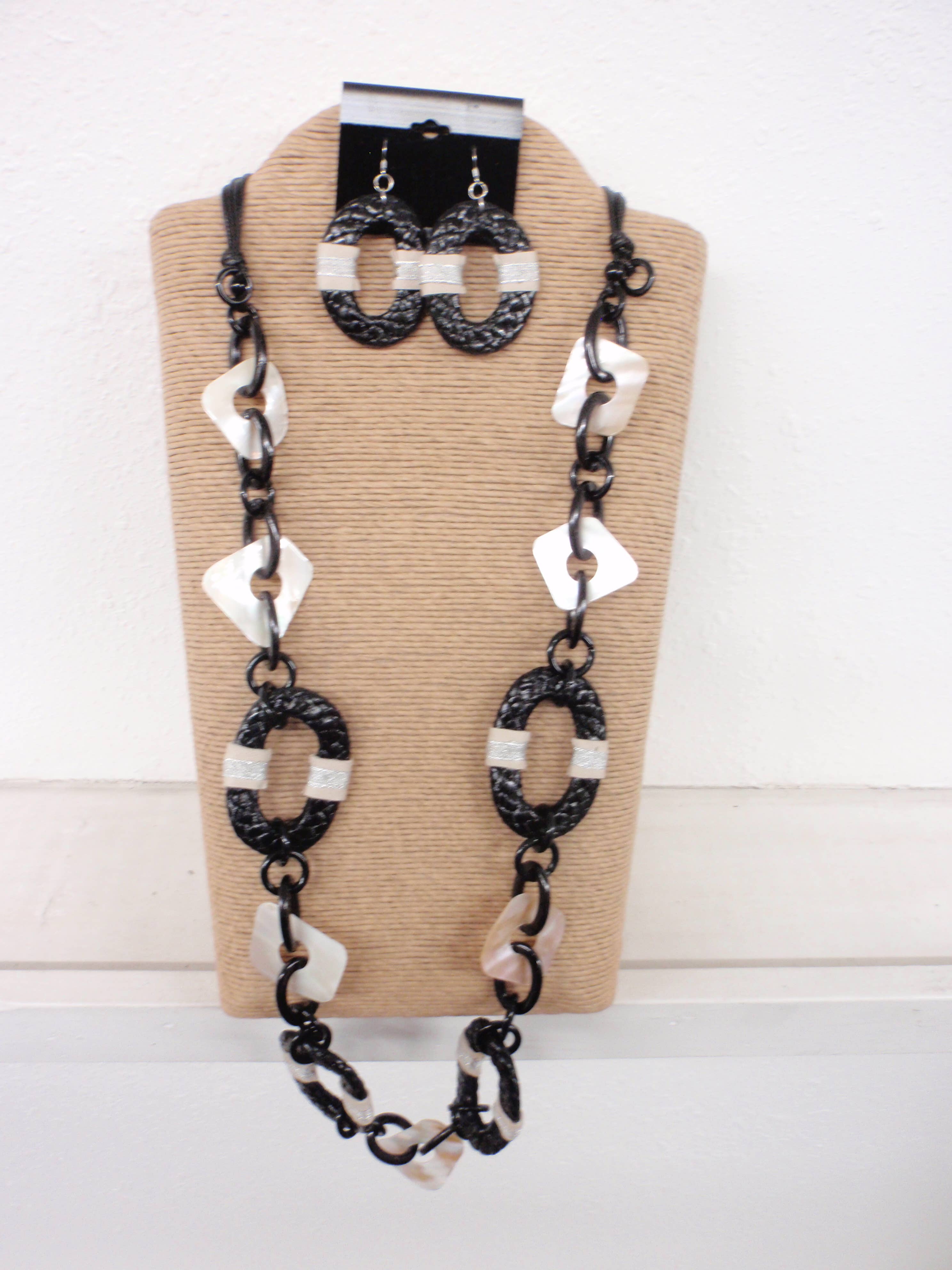 International Duru's - Vente Parures de bijoux - CORDON CIRÉ AJUSTABLE NOIR AVEC COQUE EN NACRE SIMPLE0