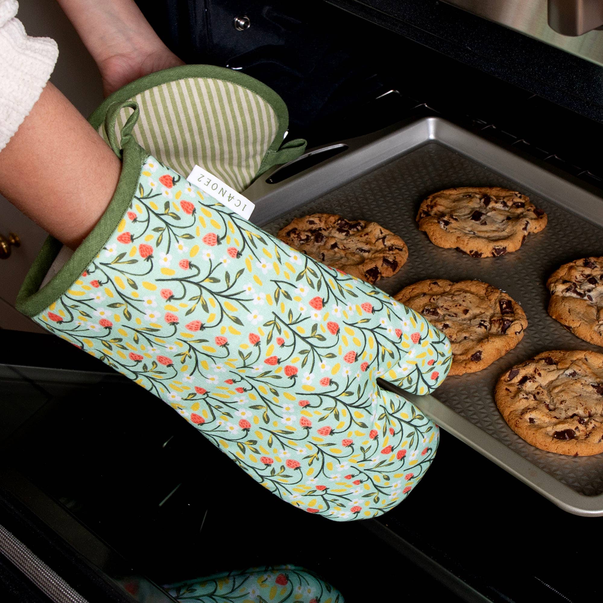 1canoe2 | One Canoe Two Paper Co. - Wholesale Oven Mitt/Pot Holder - Strawberry Meadow Pot Holder Set2