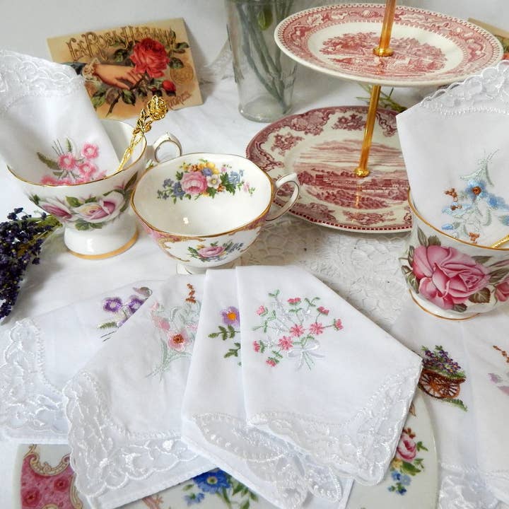 All Little Cute Things - Wholesale Dinner & Cloth Napkin - Embroidered Cotton Napkins. White with lace and flowers