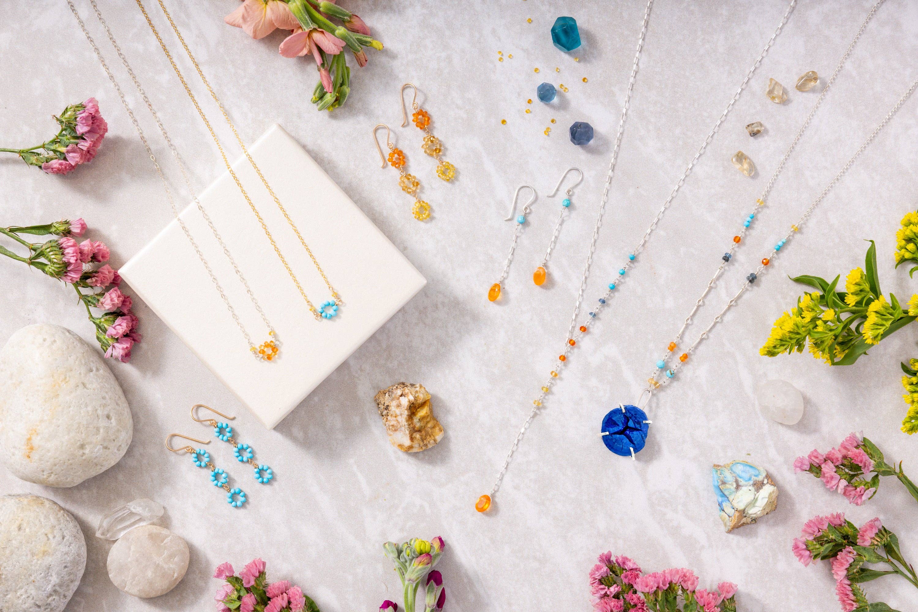 Vannucci – Engroshandel Halskæde med vedhæng – På vej til Solen Vej - Yndig Blomsterhalskæde1