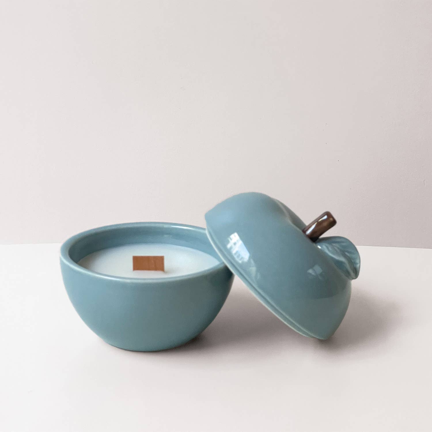 Opjet Paris - Venta al por mayor Velas en tarros - Vela pom' glow escarchada jazmín D9,8 H10,2cm1