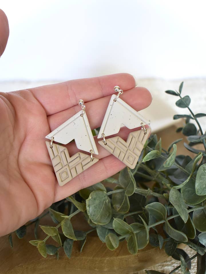 Willa - Orecchini in alabastro e argilla marrone chiaro per la vendita all'ingrosso da parte di Dusty Rose Creations