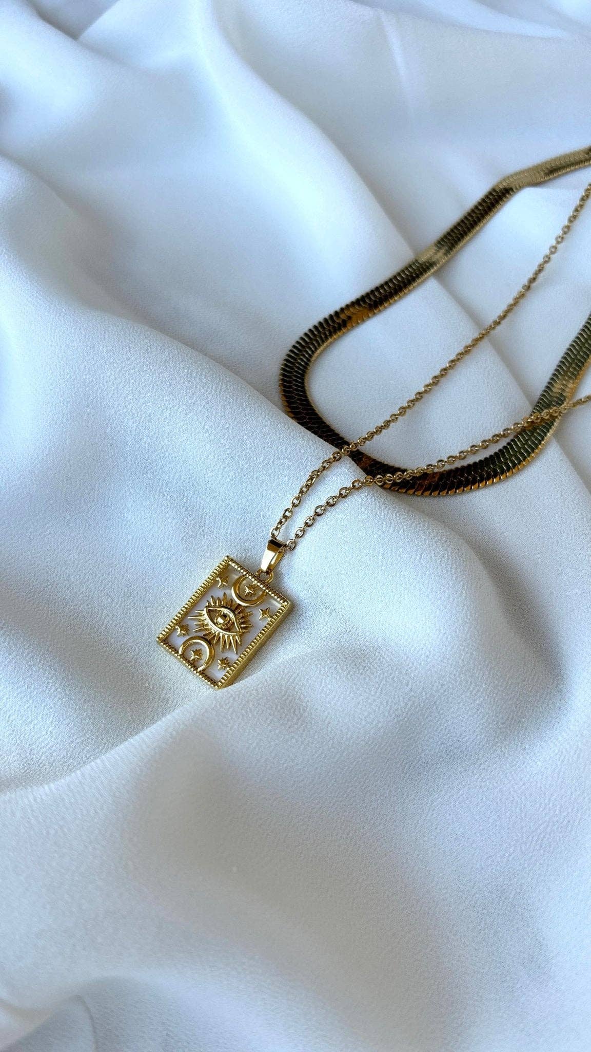 DUESTELLE ITALIA – wholesale Pendant/charm necklace – Serenity Pearl Protector - Celestial Necklace with Mother of Pearl2