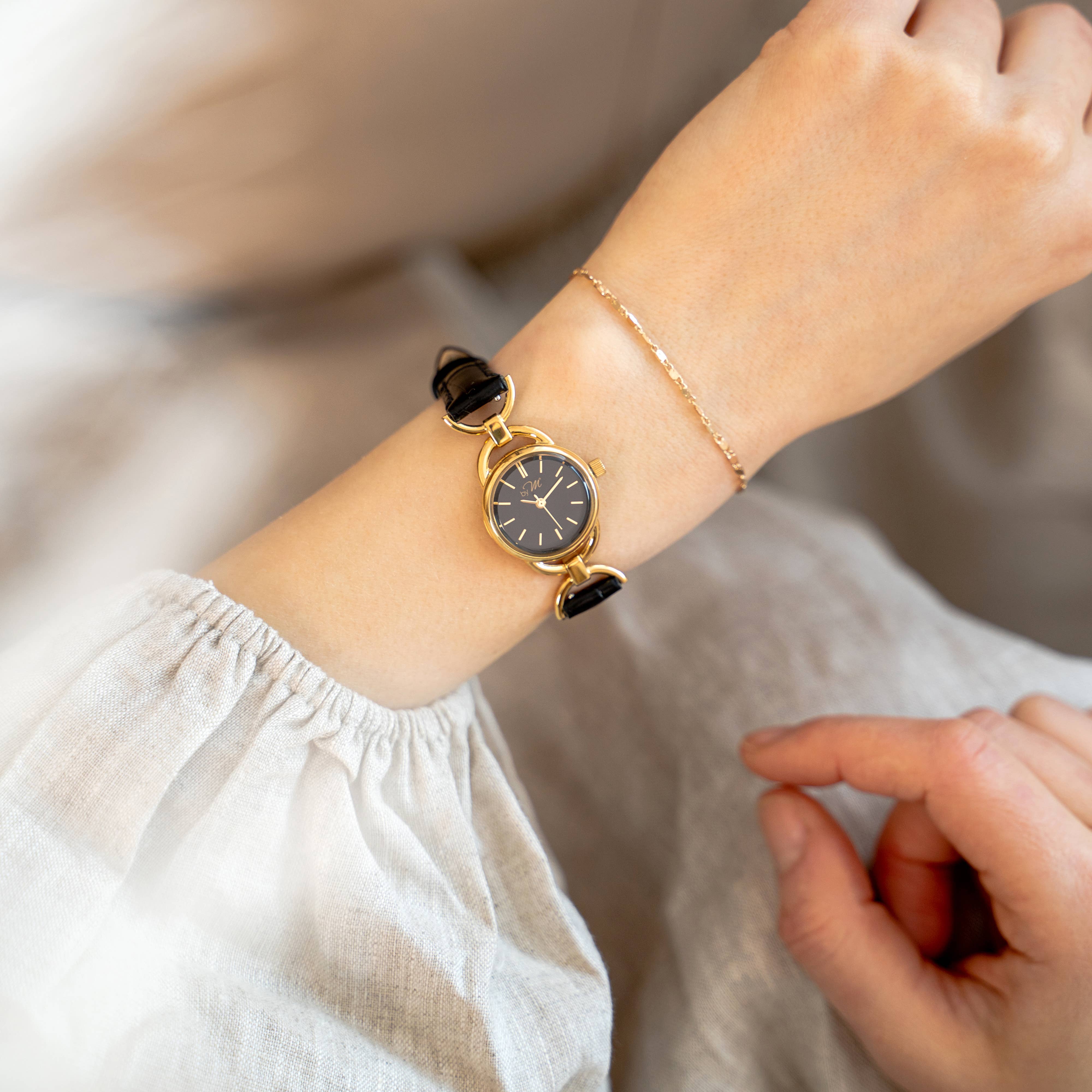 by M degrees – Großhandel Armbanduhr – Damen – 80er-Jahre Vintage-inspirierte Schwarz-Goldene Runde Uhr – Schwarzes Leder1