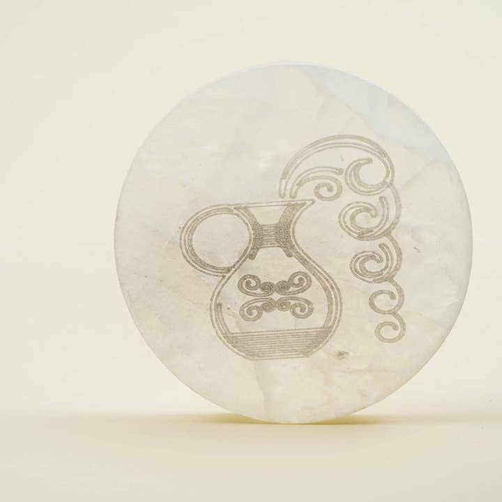 Plaque de chargement Aquarius Selenite pour la vente par Eat.Read.Love.Inc.