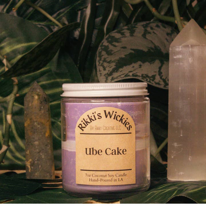 Bougie Ube Cake 200 g pour la vente par Rikki’s Wickies + Other Thingies