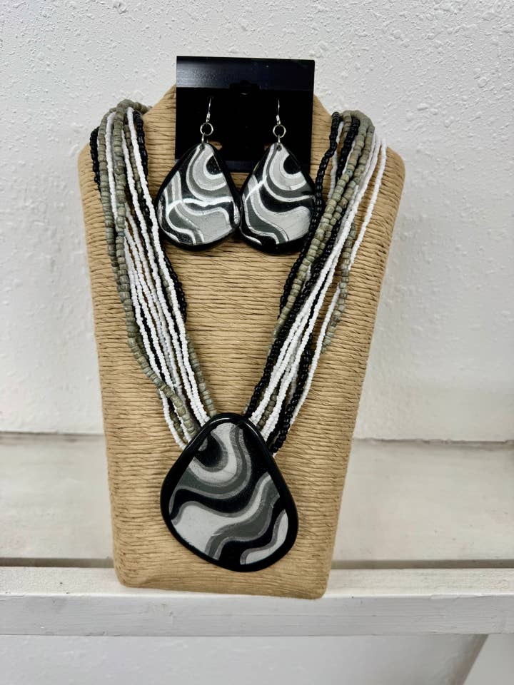 12 STRANDS BLACK AND WHITE SEED BEADS WITH BLACK AND WHITE I for wholesale by International Duru's