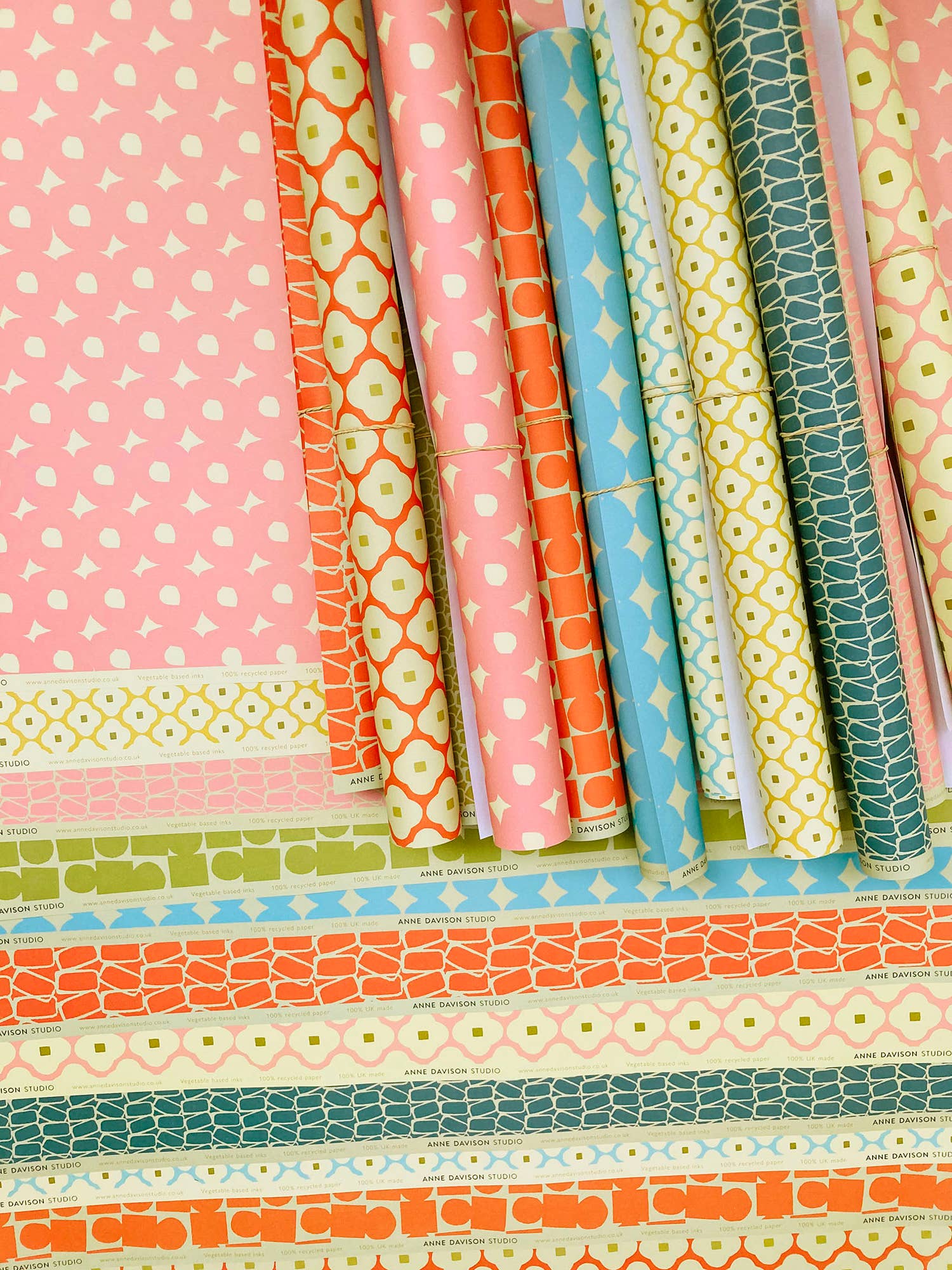 Anne Davison Studio – Engroshandel Indpakningspapir – Cirkel og kvadrater Gavepapir (grøn)1