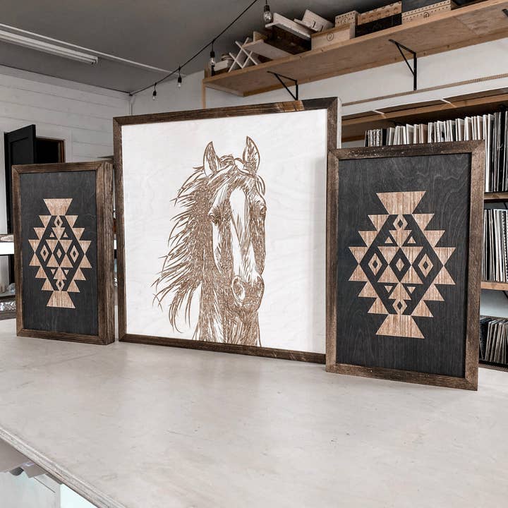 Birch and Home Handmade – wholesale Galleriväggselement – Hand skissad häst & Aztec konstverk Set